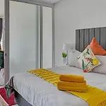 Zara - Luxurious 1 Bed, City & Mountain Views In City Centre