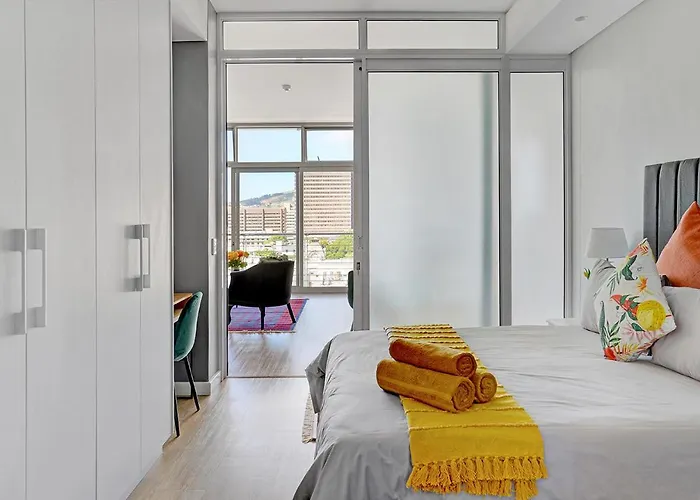 Zara - Luxurious 1 Bed, City & Mountain Views In City Centre
